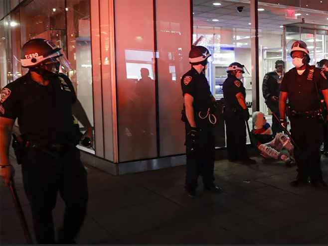 Напад на полицију у више америчких градова (фото:AP/Seth Wenig( - 