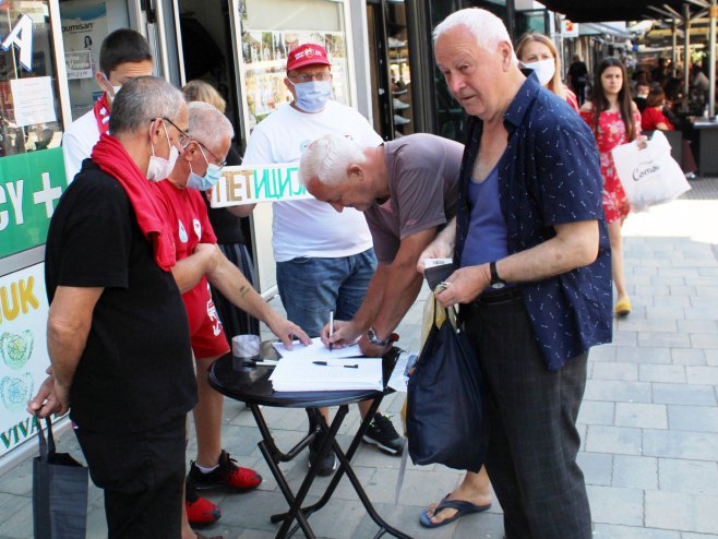 Косовска Митровица - потписивање петиције о укидању забране Милораду Арлову - Фото: СРНА