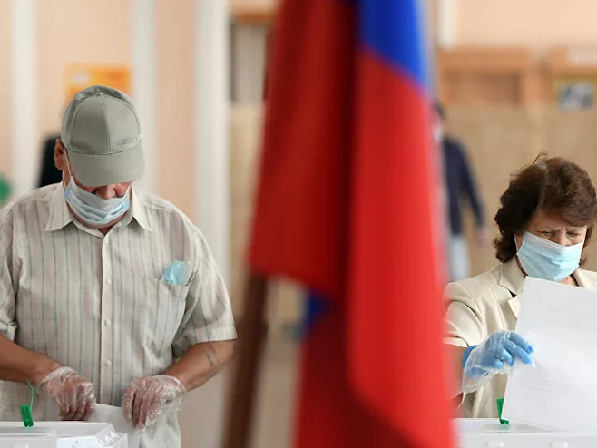 Русија: Гласање (Фото:Sputnik / Максим Богодвид) - 