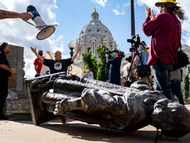 Срушена статуа Колумба у Сент Полу, Минесота - Фото: AP