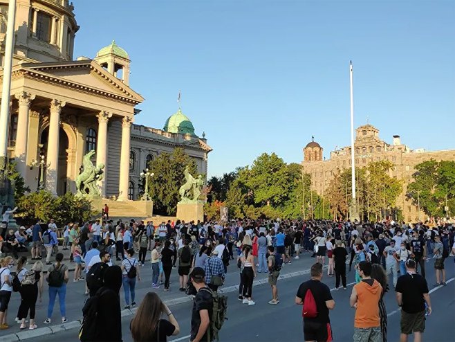 Протести испред зграде Скупштине у Београду (фото: Sputnik / Бранко Максимовић) - 