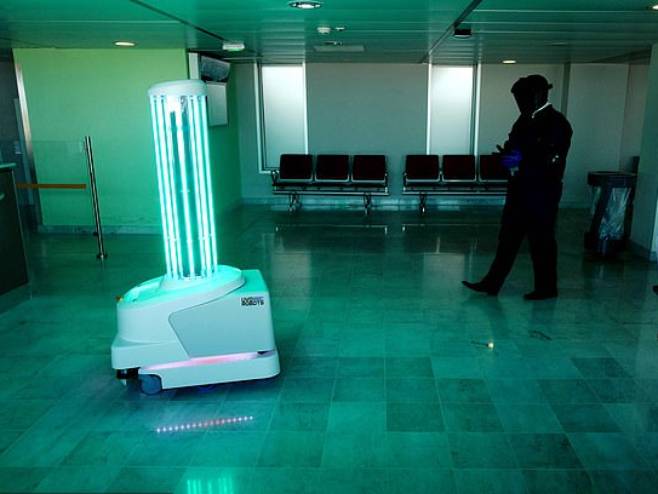 Лондонски аеродром "Хитроу" увео роботе за чишћење - Фото: AFP/Getty images