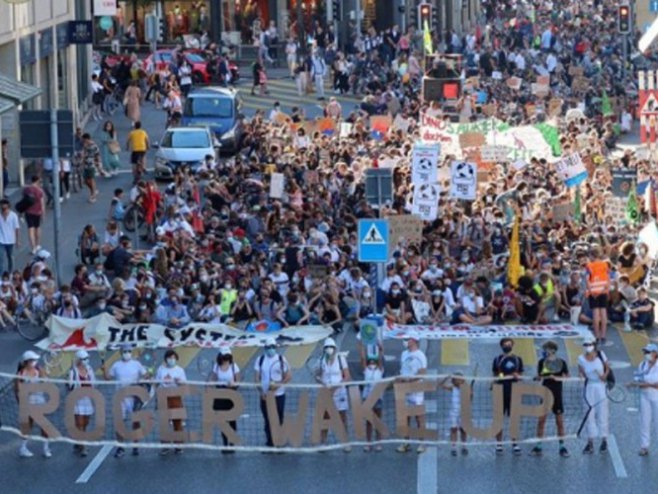 Швајцарци протестовали против Федерера (фото:Twitter/Roger Wake Up) - 