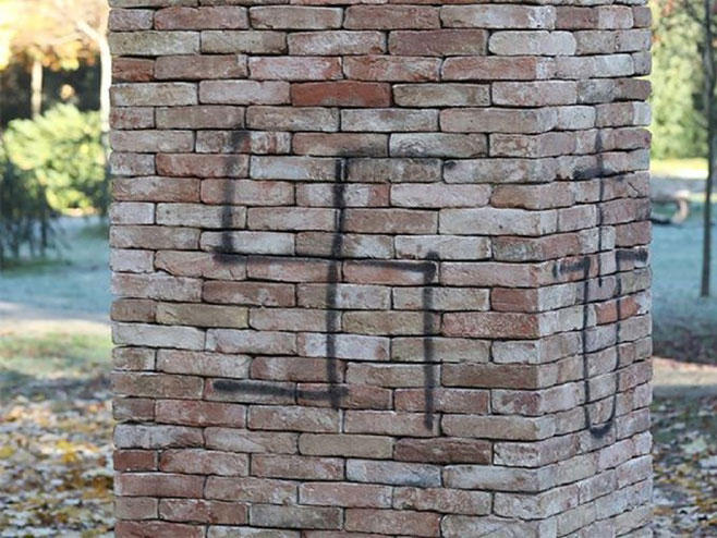 Увредљиви графити на споменику жртвама Холокауста (фото: PU varaždinska) - 