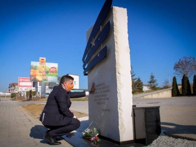Споменик Џоу Бајдену код Гњилана (Фото: rtklive.com) - 