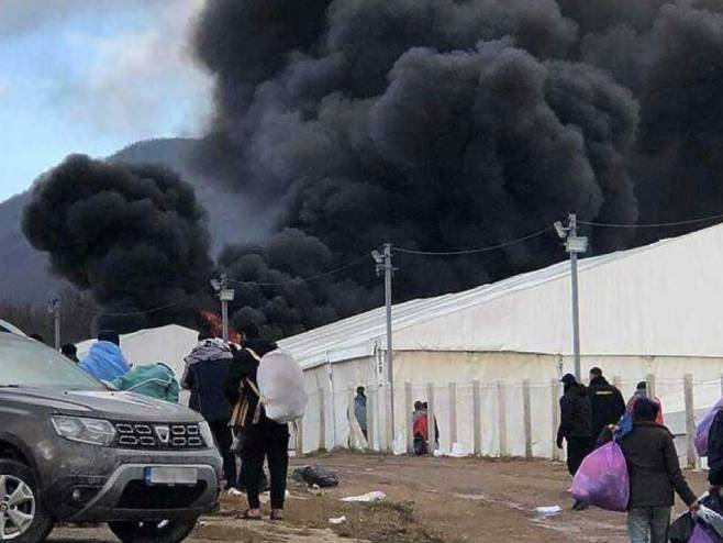 Пожар у мигрантском кампу Липа - Фото: klix.ba