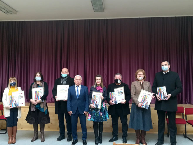 Захвалнице градоначелнику и школама за помоћ србима са Космета - Фото: РТРС