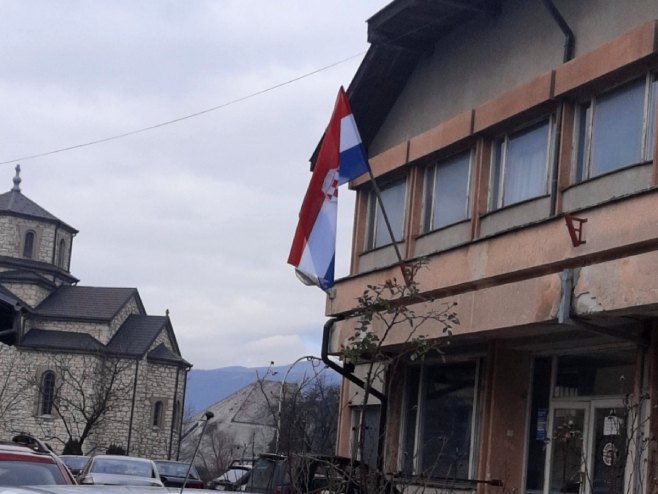 Дрвар: Застава Херцег Босне на згради Полицијске управе - Фото: РТРС