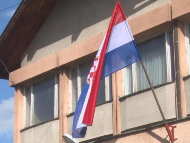 Дрвар: Застава Херцег Босне на згради Полицијске управе Дрвар: Застава Херцег Босне на згради Полицијске управе - Фото: РТРС