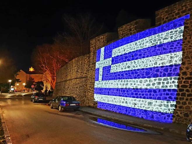 Зидине Старог града у Требињу у бојама грчке заставе (Фото: Инстаграм) - 