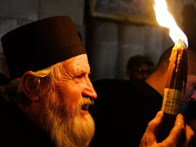 Благодатни огањ сишао у Христов гроб у Јерусалиму (Фото:  Sputnik / Владимир Астапкович) - 