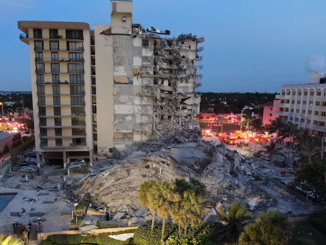 Срушена зграда (Фото: twitter.com/MiamiBeachPD) - 
