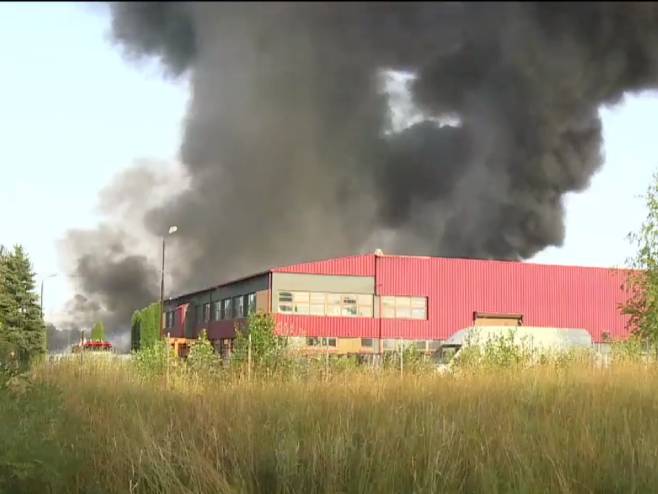 Брчко: Пожар у фабрици за производњу пластике (Фото: facebook.com/watch/ebrcko) - Фото: Screenshot