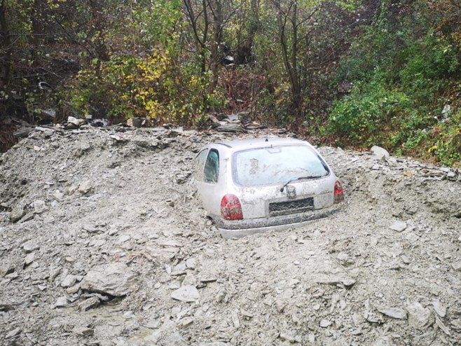 Klizište - zatrpan auto (foto: M. Smajkić)