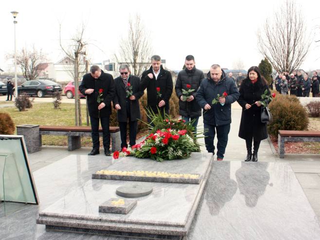 Položeni vijenci na grob Milana Јelića (Foto: SRNA)