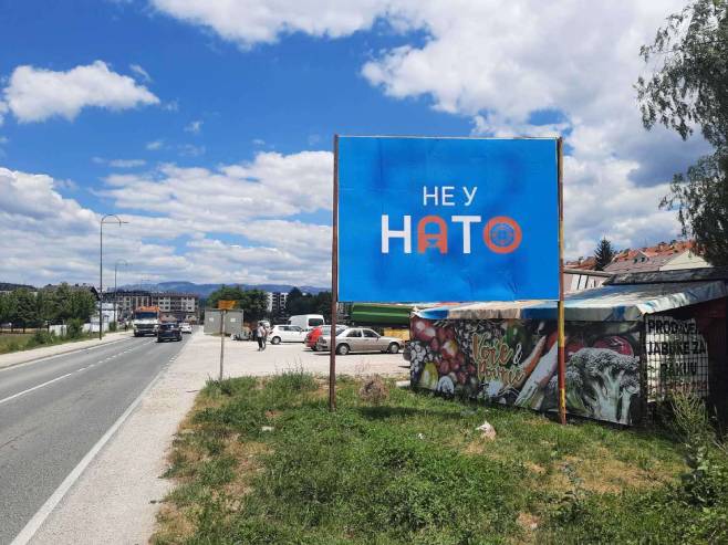 U Istočnom Sarajevu postavljen bilbord NE u NATO (Foto: RTRS)