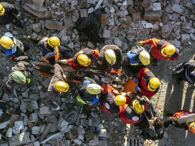 Акција спасавања након земљотреса (Фото: EPA-EFE/ERDEM SAHIN) - 
