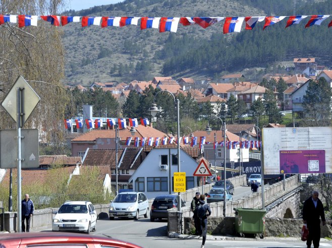 Српска тробојка и порука: Осванули плакати на сјеверу КиМ (ВИДЕО)