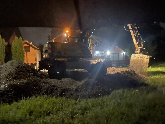 Postavljanje vreća u Prijedoru (Foto: RTRS)