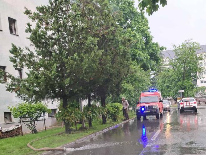 Vatrogasci ispumpavaju vodu iz podruma u Kozarskoj Dubici (Foto: RTRS)