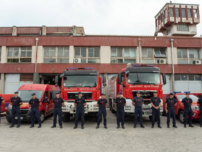 Локализован пожар у стамбеној згради на Новом Београду, једна особа повријеђена (ВИДЕО)