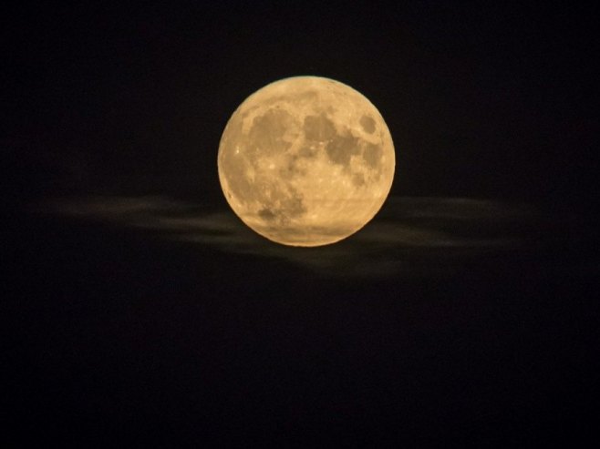 Супермјесец (Фото: EPA-EFE/CHRISTOPHE PETIT TESSON) Супермјесец (Фото: EPA-EFE/CHRISTOPHE PETIT TESSON) -