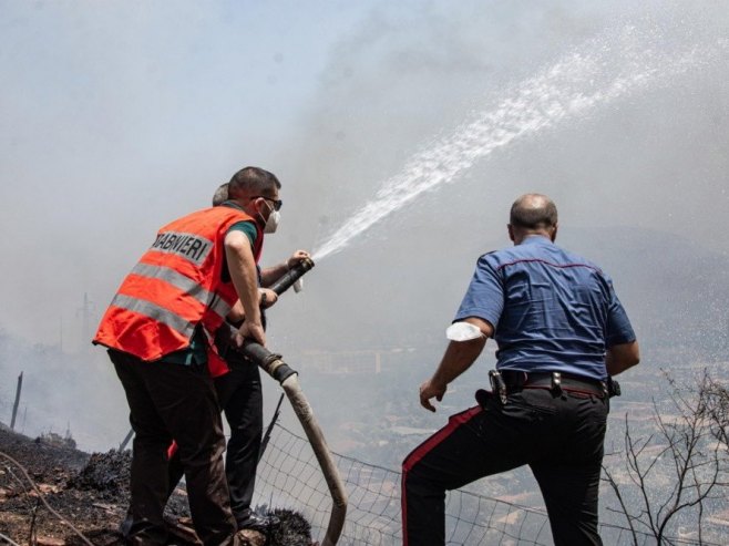 Пожар у Палерму (Фото: илјустрација/EPA-EFE/Francesco Militello Mirto) - 