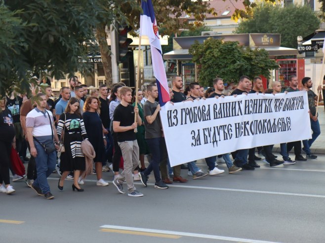 Srpska odaje počast stradalim Srbima u selu Banjska (ZIPAPHOTO/Borislav Zdrinja)