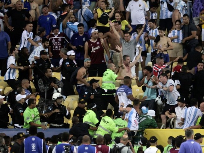 Нереди на трибинама током утакмице Бразил - Аргентина (Фото: EPA-EFE/Antonio Lacerda) - 