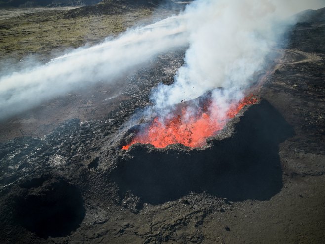 Ерупција вулкана (Фото: EPA-EFE/ANTON BRINK/илустрација) - 