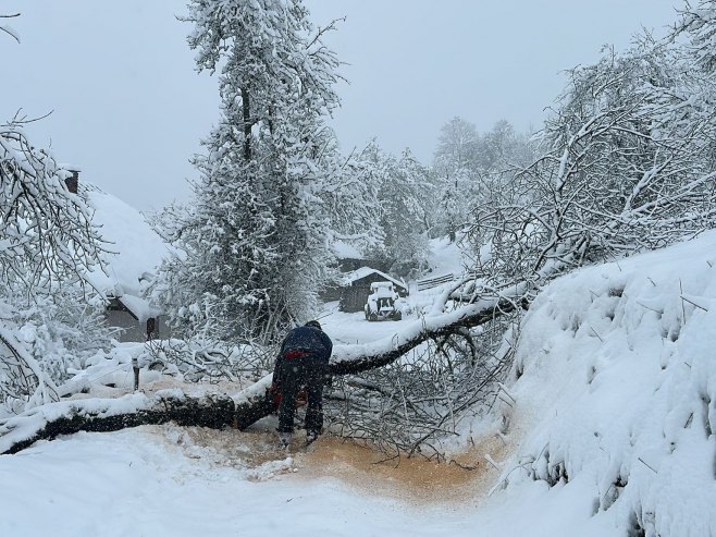Проблеми са сњежним падавинама (Фото:  TANJUG/ BRANKO LUKIĆ) - 