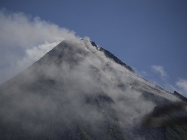 Вулкан (Фото: EPA-EFE/FRANCIS R. MALASIG/илустрација) - 