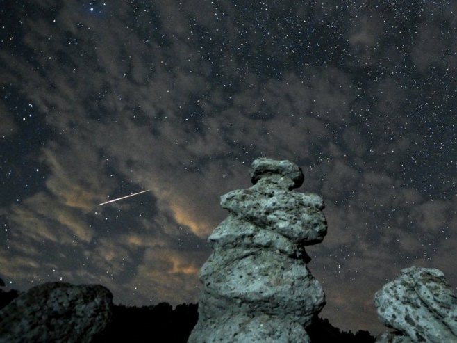 Комета (Фото: EPA-EFE/GEORGI LICOVSKI/илустрација) - 