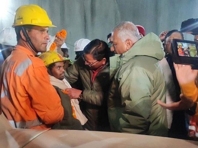 Спасени радници у Индији (фото: EPA-EFE/UTTARAKAHAND INFORMATION DEPARTMENT) - 