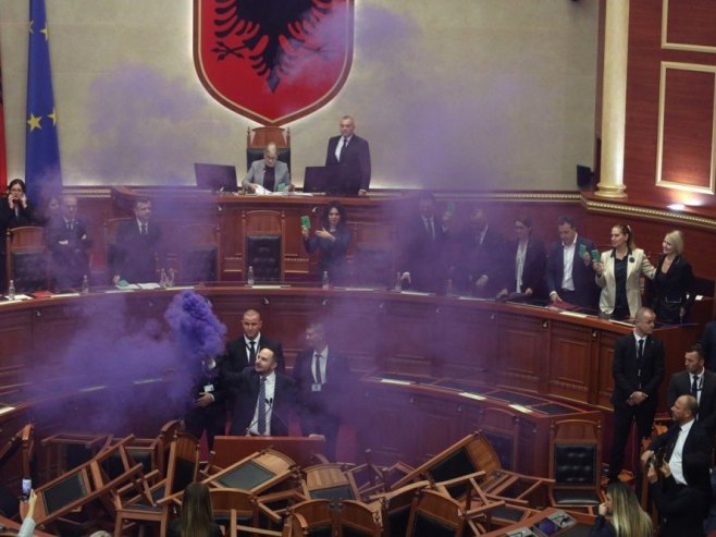 Инцидент у Парламенту Албаније (Фото: EPA-EFE/MALTON DIBRA) - 