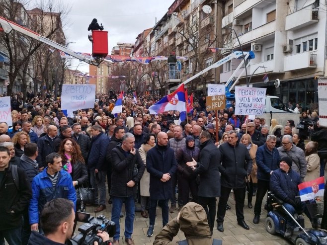 Протест у сјеверном дијелу Косовске Митровице због хапшења лидера Српске демократије (ФОТО/ВИДЕО)