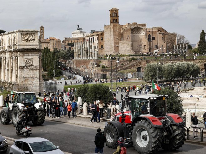 Протести пољопривредника у Риму (Фото: EPA-EFE/FABIO FRUSTACI) - 
