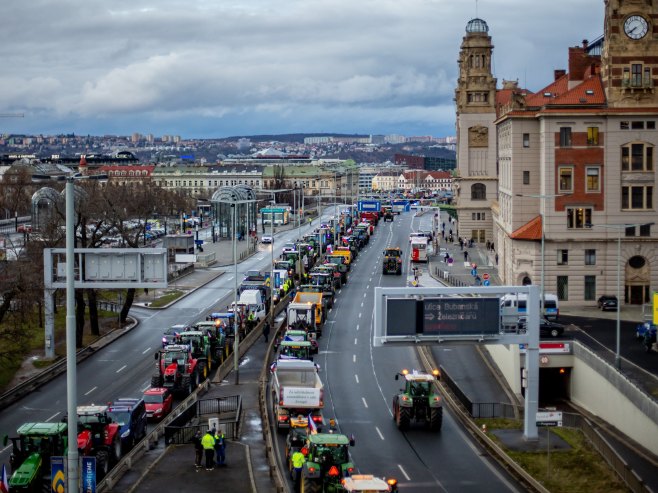 Протест пољопривредника у Прагу (Фото: EPA-EFE/MARTIN DIVISEK) - 