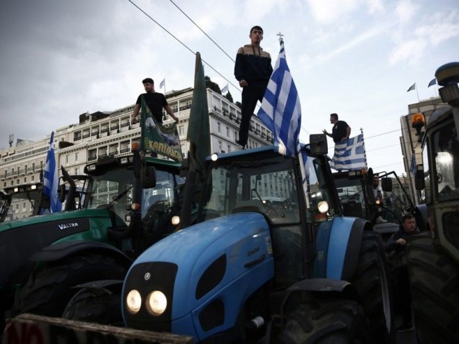 Грчки фармери (фото: EPA/YANNIS KOLESIDIS) - 