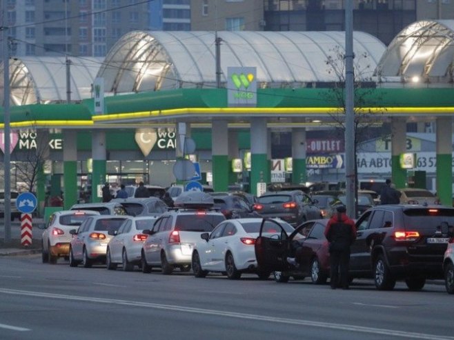 Колоне на бензинској пумпи (Фото илустрација: EPA-EFE/SERGEY DOLZHENKO) - 
