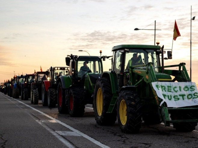 Више стотина трактора кренуло ка центру Мадрида (фото: EPA/DANIEL GONZALEZ) - 