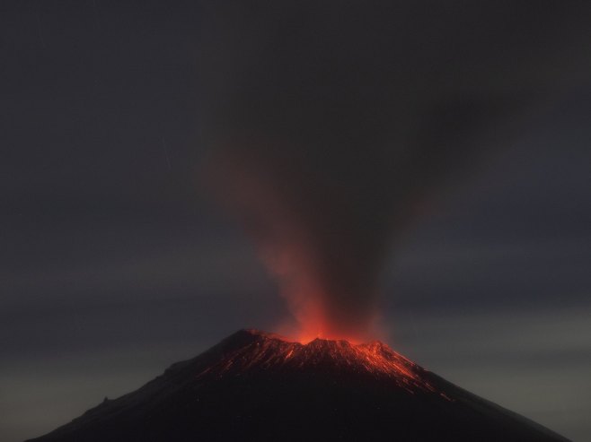 Вулкан Попокатепетл у Мексику (Фото: EPA-EFE/Hilda Rios) - 