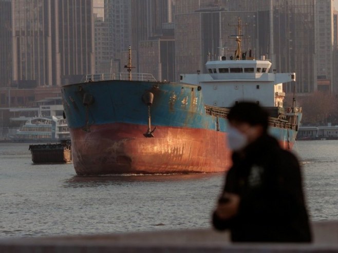 Кина, карго брод (Фото илустрација: EPA-EFE/ALEX PLAVEVSKI) - 