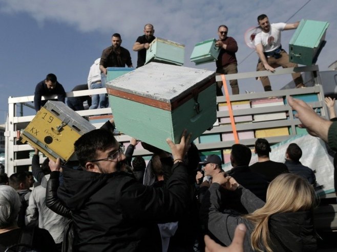 Грчки пчелари - протест (Фото: EPA/KOSTAS TSIRONIS) - 