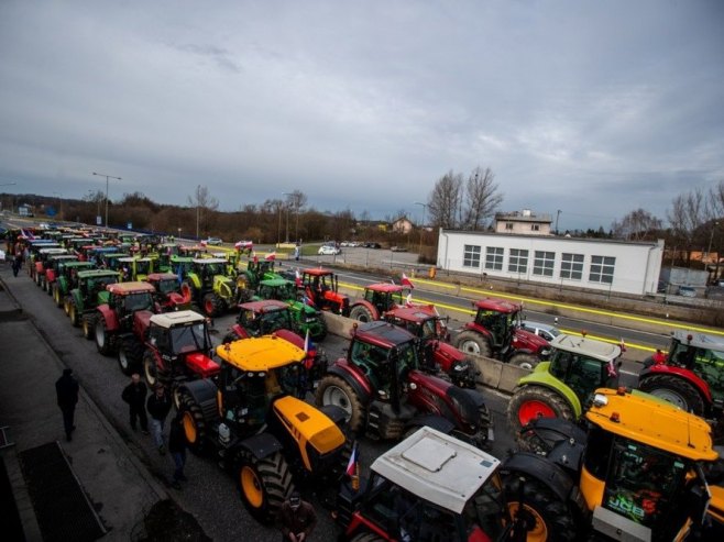 Чешки фармери (Фото: EPA/VLADIMIR PRYCEK) - 