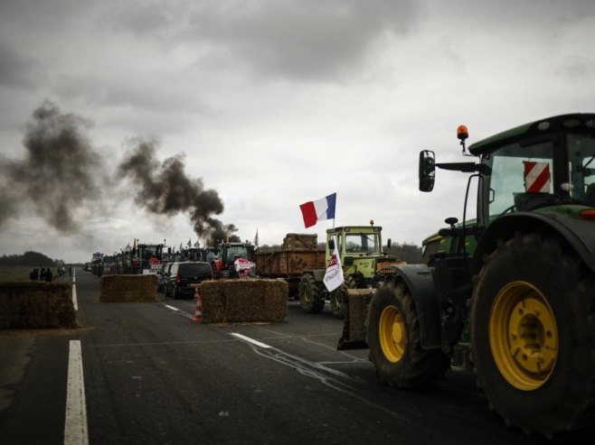 Протест фармера у Француској (Фото: EPA-EFE/YOAN VALAT, илустрација) - 