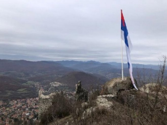 Српска застава на тврђави Звечан - Фото: РТС