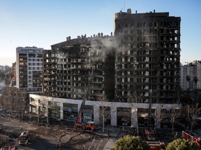 Изгорјела зграда у Валенсији (Фото: EPA-EFE/Biel Alino) - 