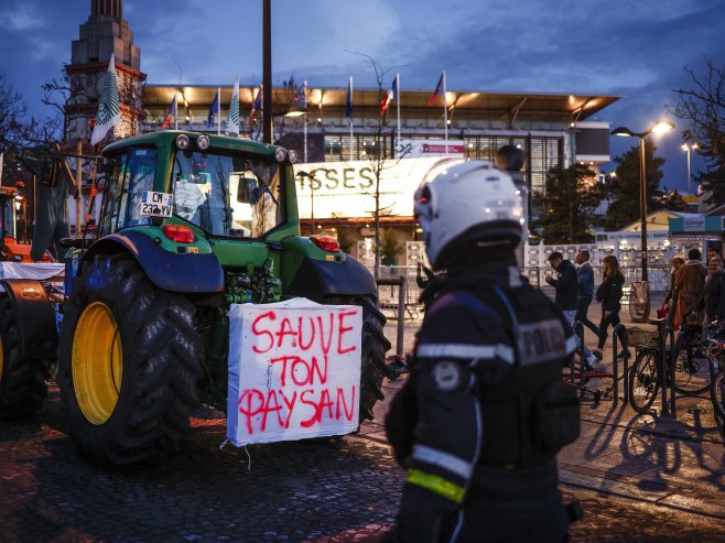 Протест фармера у Паризу (Фото: EPA-EFE/YOAN VALAT) - 