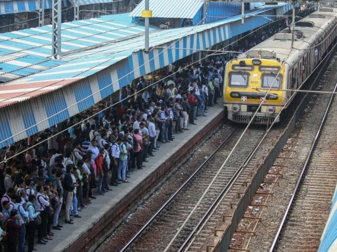 Воз у Индији (фото: илустрација-EPA-EFE/DIVYAKANT SOLANKI 42359) - 